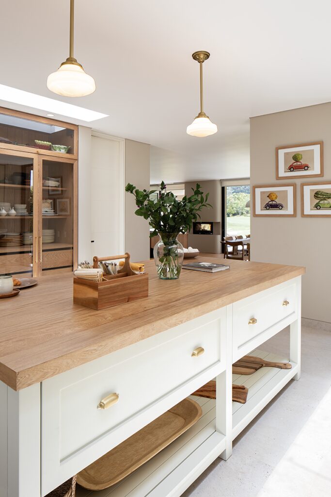 La cocina es el elemento central de la arquitectura de esta casa en la calera