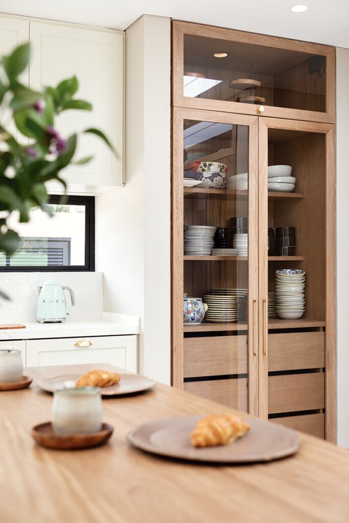 La cocina es el elemento central de la arquitectura de esta casa en la calera