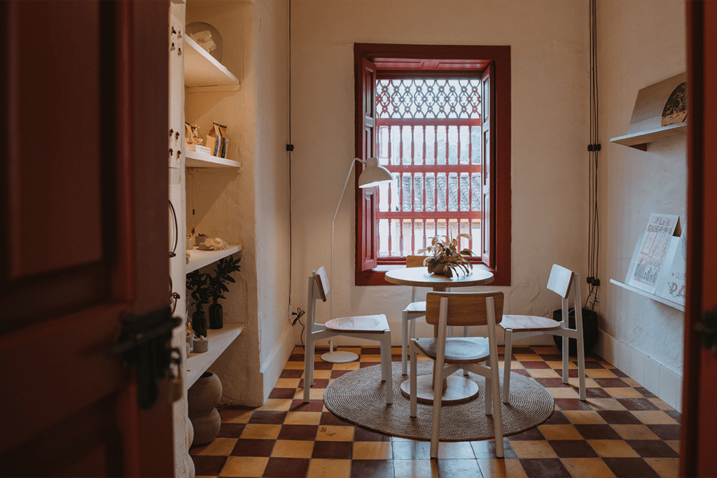 Una casa en antioquia renovada para ser un retiro de arte y cultura 