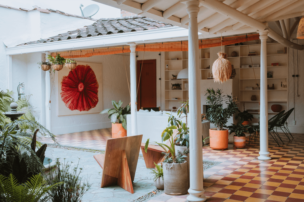 Una casa en antioquia renovada para ser un retiro de arte y cultura 