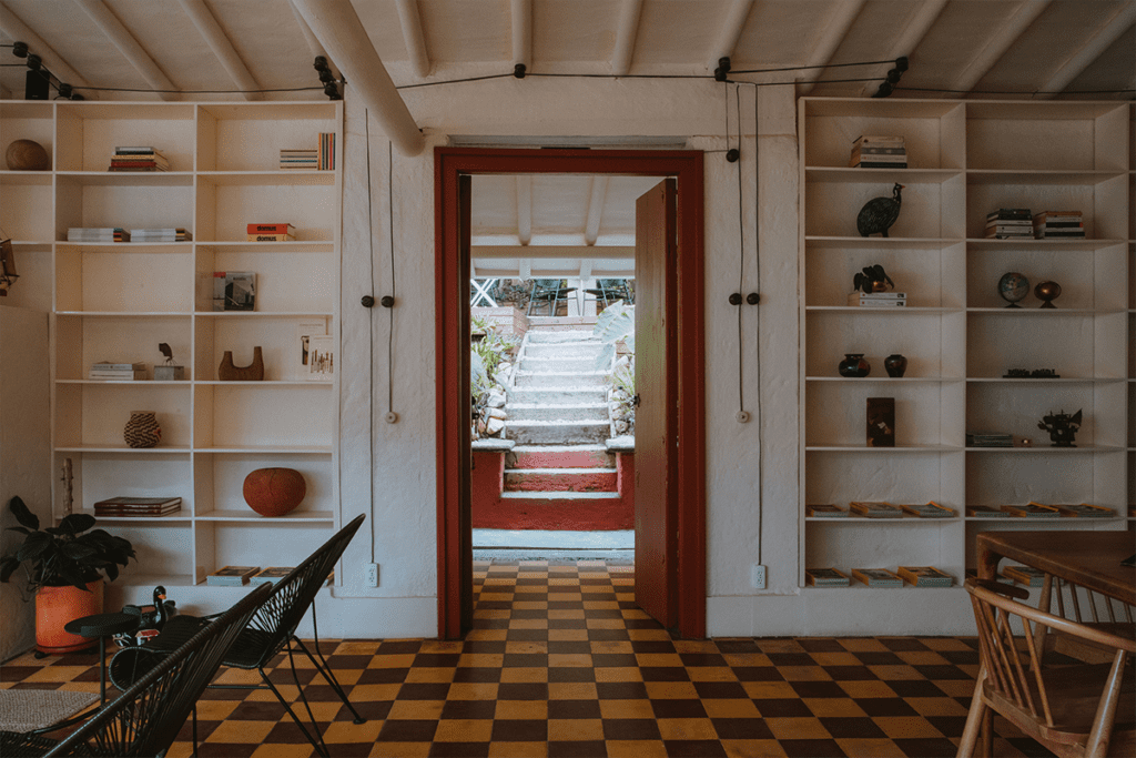 Una casa en antioquia renovada para ser un retiro de arte y cultura 