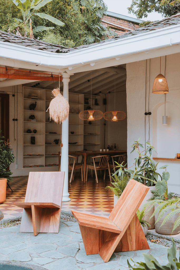 Una casa en antioquia renovada para ser un retiro de arte y cultura 