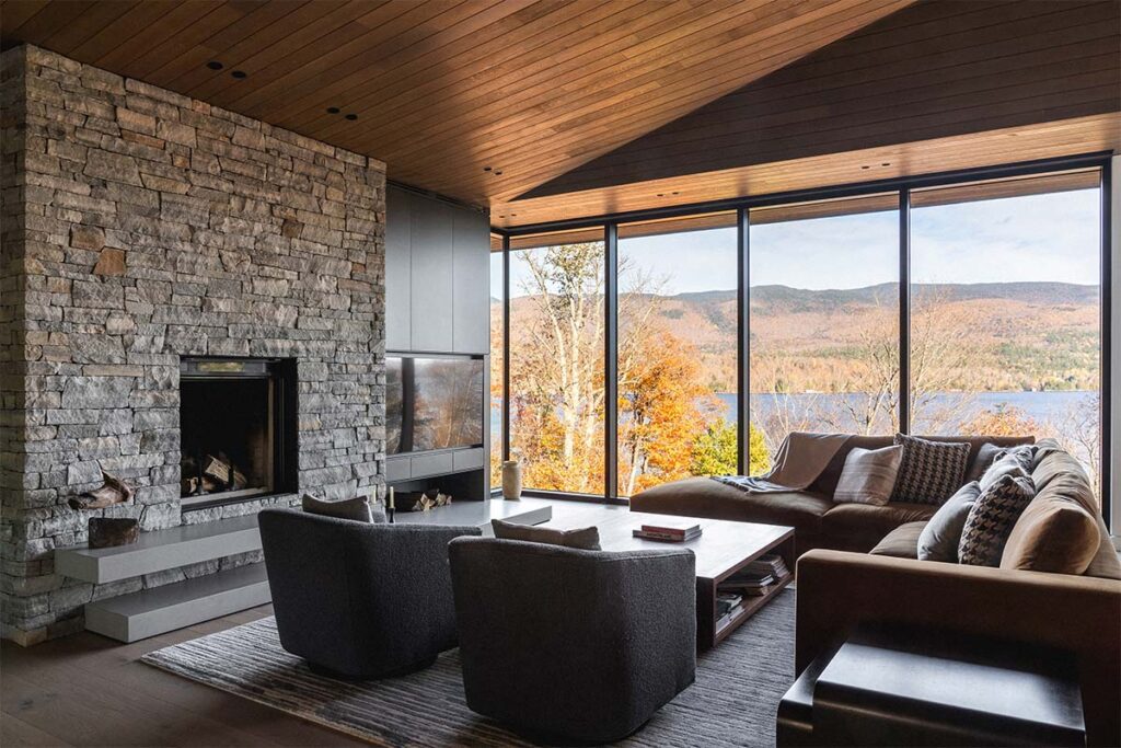Techos voladizos, ventanales hacia el lago, salón de billar y chimeneas en este sereno chalet