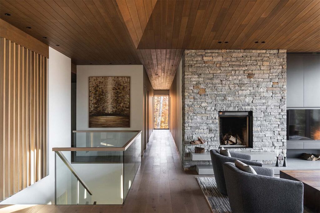 Techos voladizos, ventanales hacia el lago, salón de billar y chimeneas en este sereno chalet