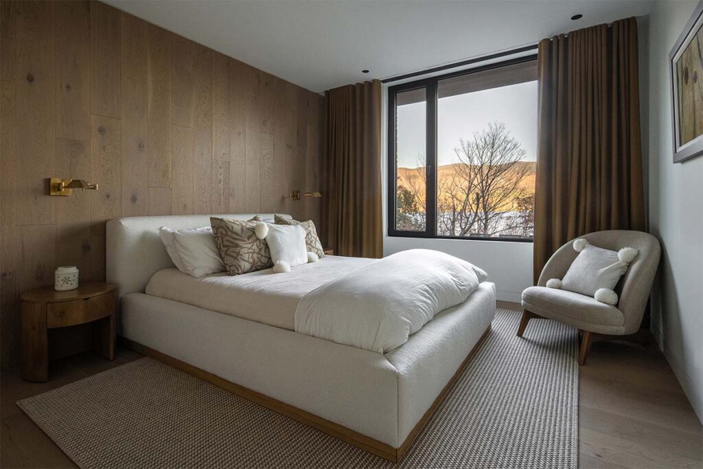 Techos voladizos, ventanales hacia el lago, salón de billar y chimeneas en este sereno chalet