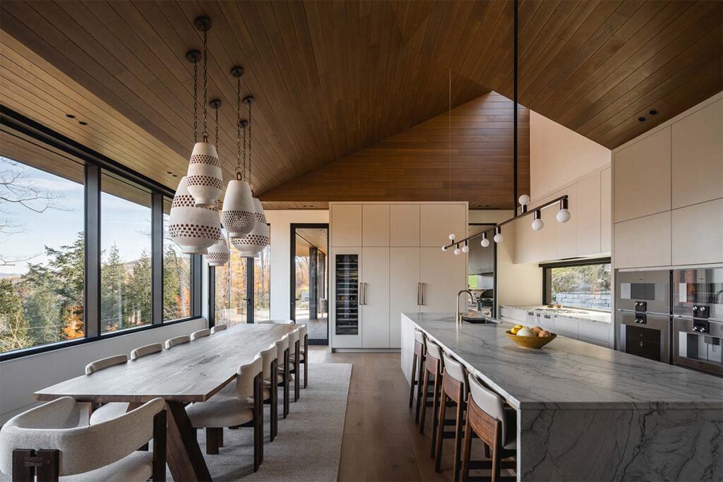 Techos voladizos, ventanales hacia el lago, salón de billar y chimeneas en este sereno chalet