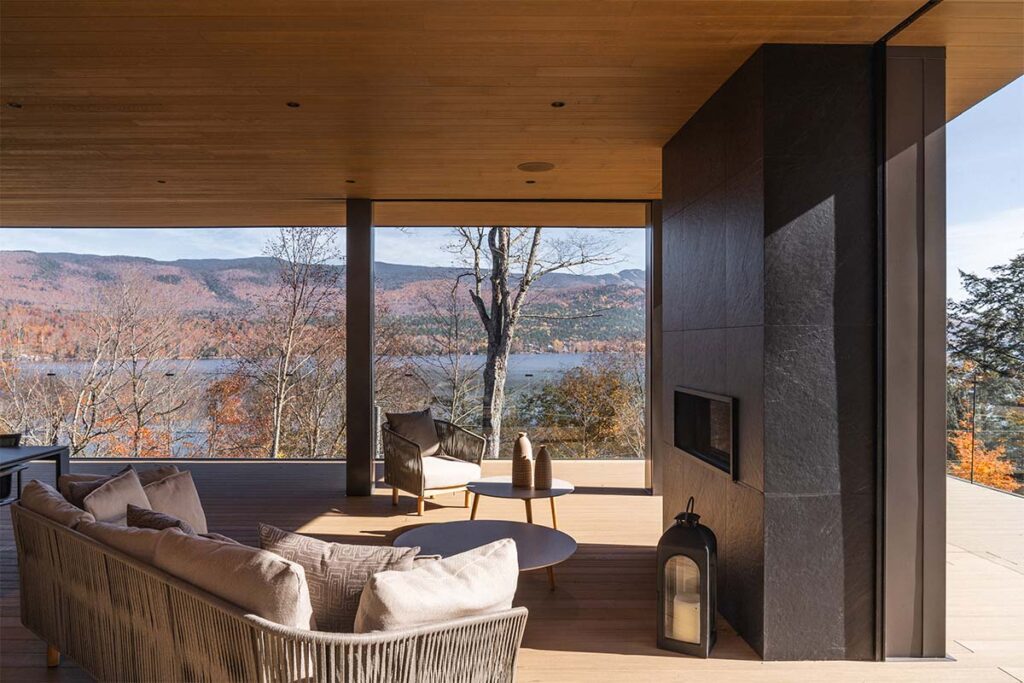 Techos voladizos, ventanales hacia el lago, salón de billar y chimeneas en este sereno chalet