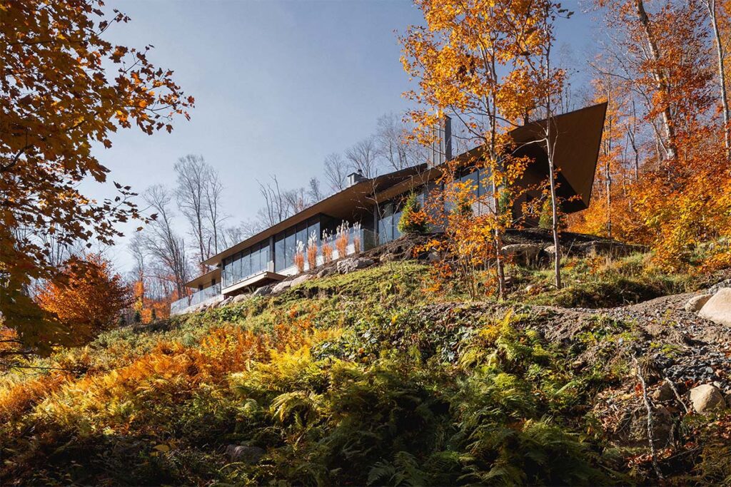 Techos voladizos, ventanales hacia el lago, salón de billar y chimeneas en este sereno chalet