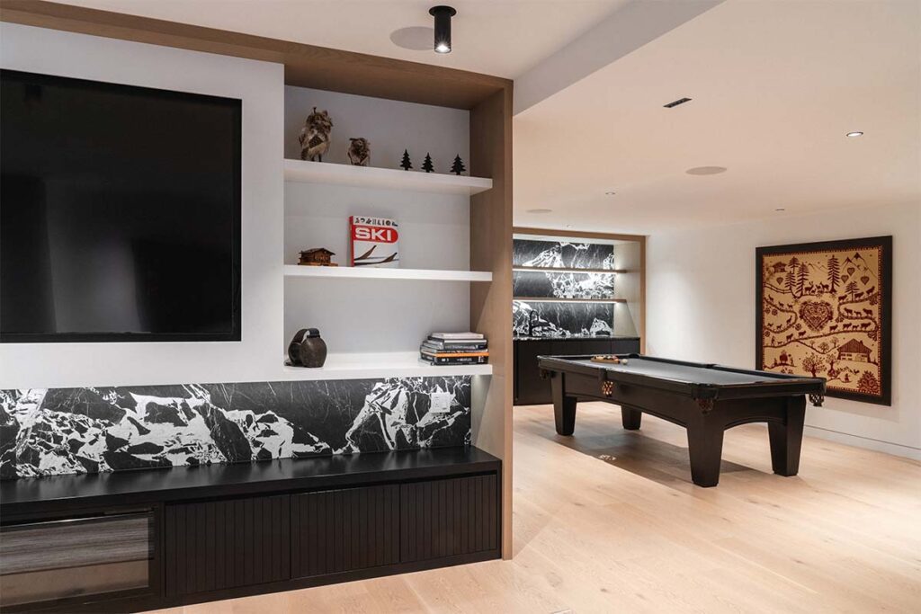 Techos voladizos, ventanales hacia el lago, salón de billar y chimeneas en este sereno chalet