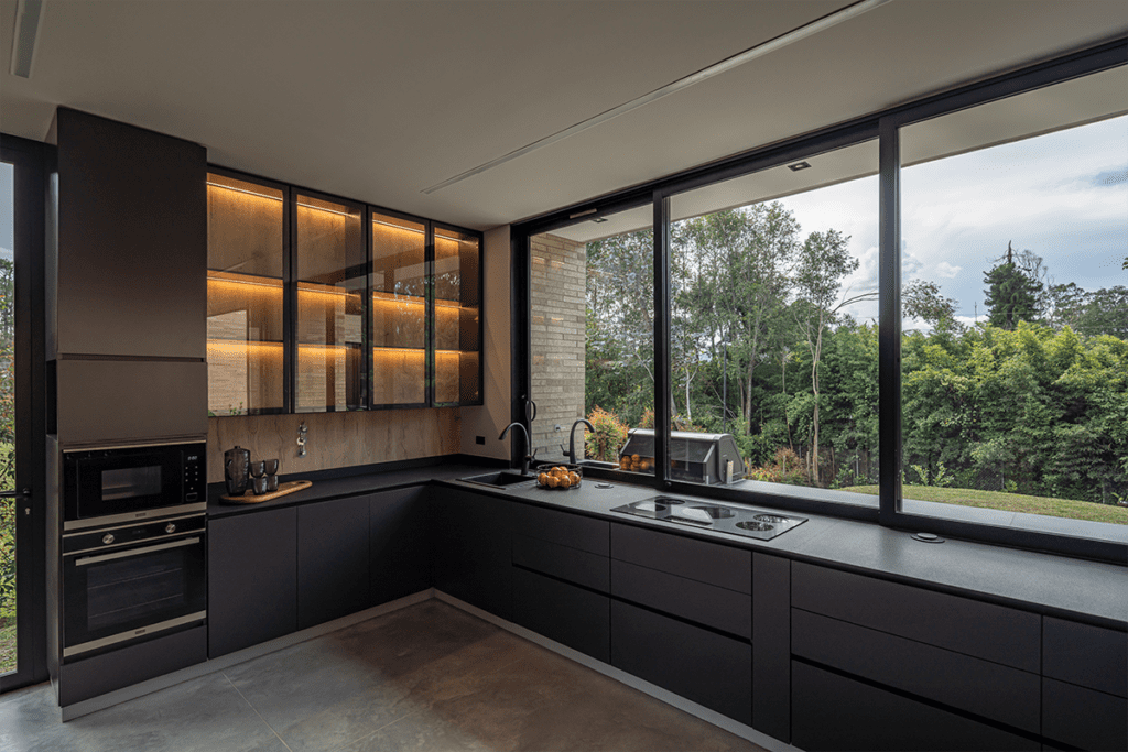 Por su forma en h, la vida en esta casa en antioquia transcurre entre patios