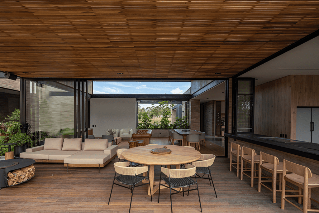 Por su forma en h, la vida en esta casa en antioquia transcurre entre patios