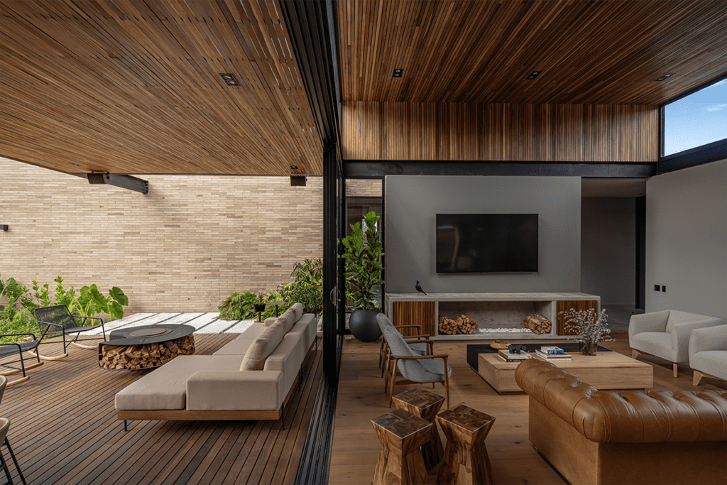 Por su forma en h, la vida en esta casa en antioquia transcurre entre patios