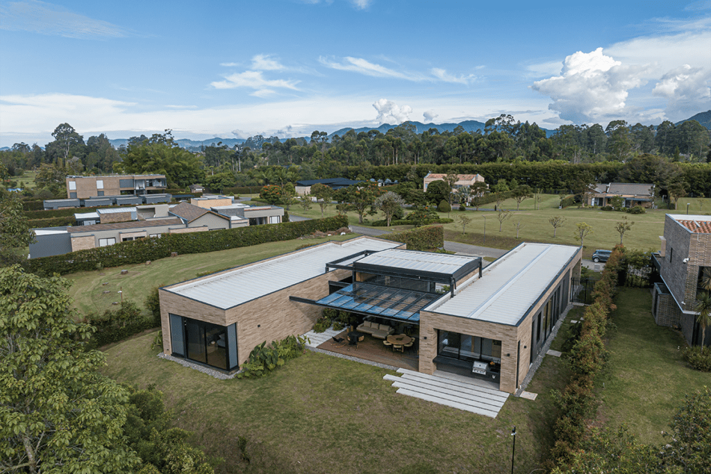 Por su forma en h, la vida en esta casa en antioquia transcurre entre patios