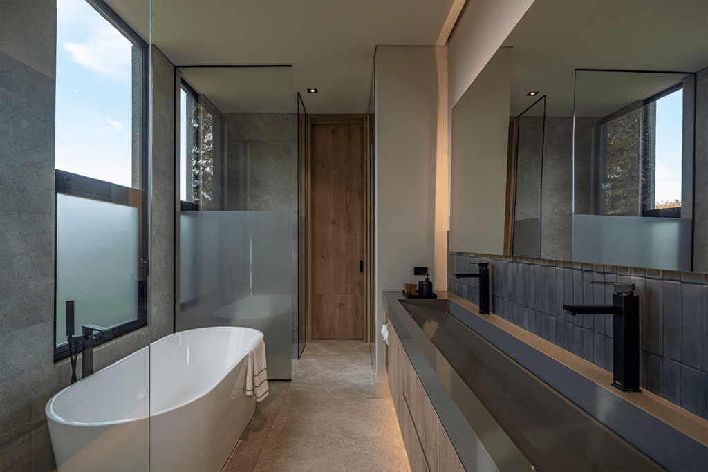 Por su forma en h, la vida en esta casa en antioquia transcurre entre patios