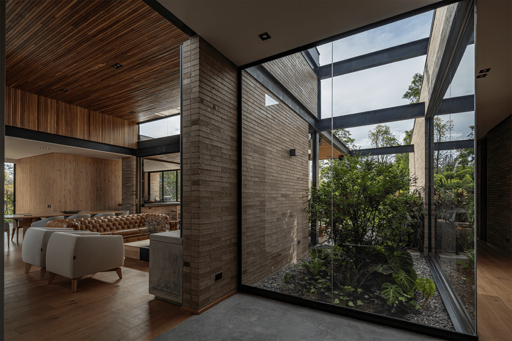 Por su forma en h, la vida en esta casa en antioquia transcurre entre patios