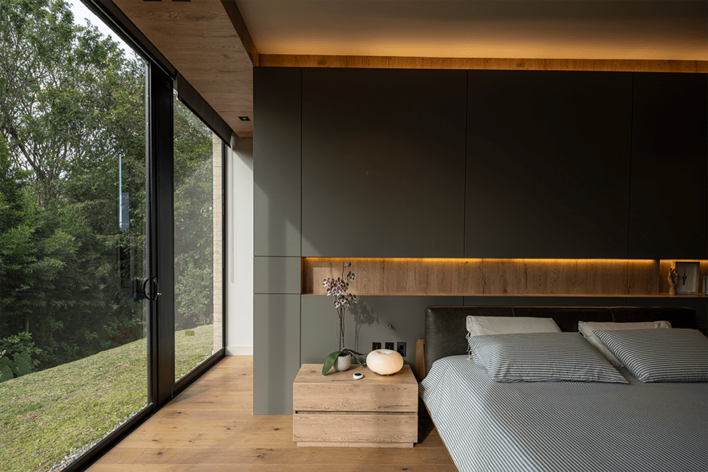 Por su forma en h, la vida en esta casa en antioquia transcurre entre patios