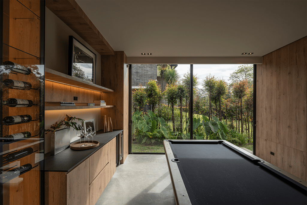 Por su forma en h, la vida en esta casa en antioquia transcurre entre patios