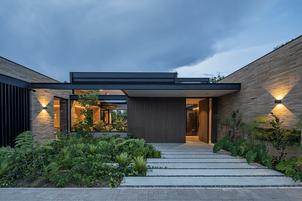 Por su forma en h, la vida en esta casa en antioquia transcurre entre patios