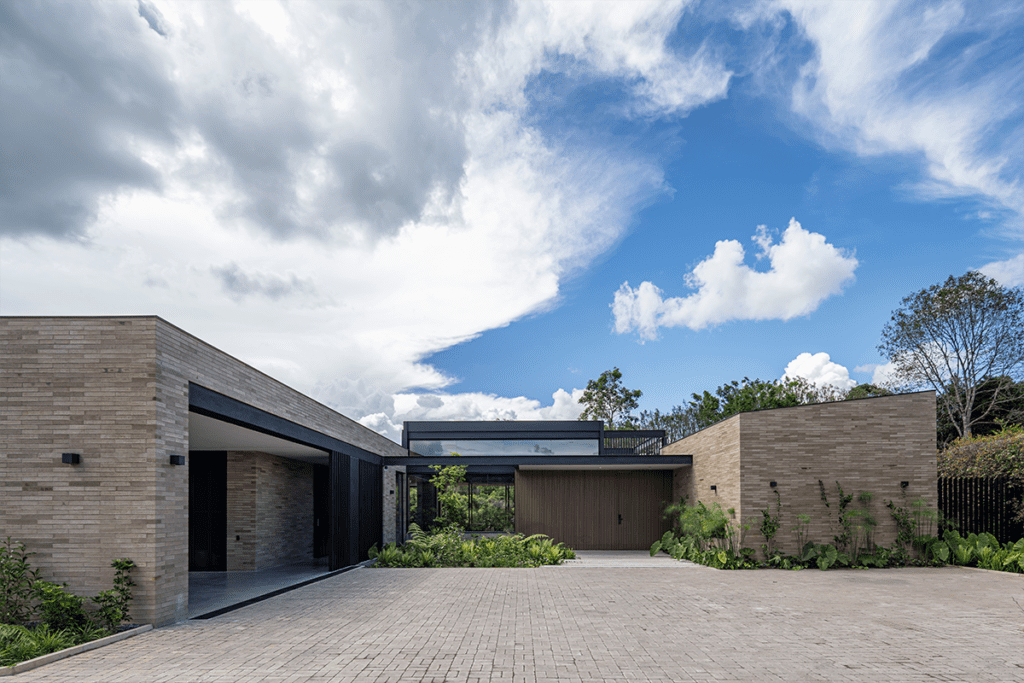 Por su forma en h, la vida en esta casa en antioquia transcurre entre patios
