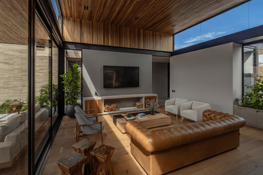 Por su forma en h, la vida en esta casa en antioquia transcurre entre patios