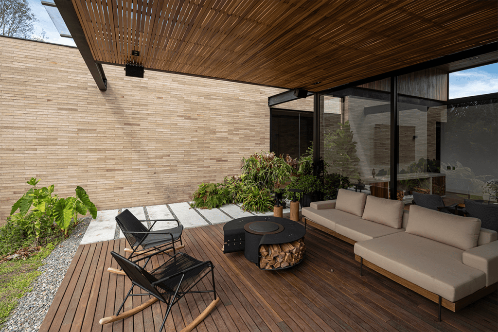 Por su forma en h, la vida en esta casa en antioquia transcurre entre patios