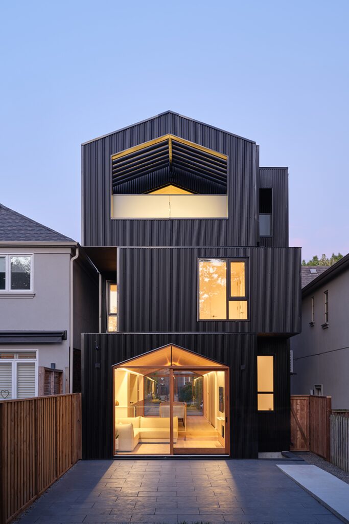 Una casa de tres pisos con una arquitectura de ‘cajas apiladas’ Una casa de tres pisos con una arquitectura de ‘cajas apiladas’
