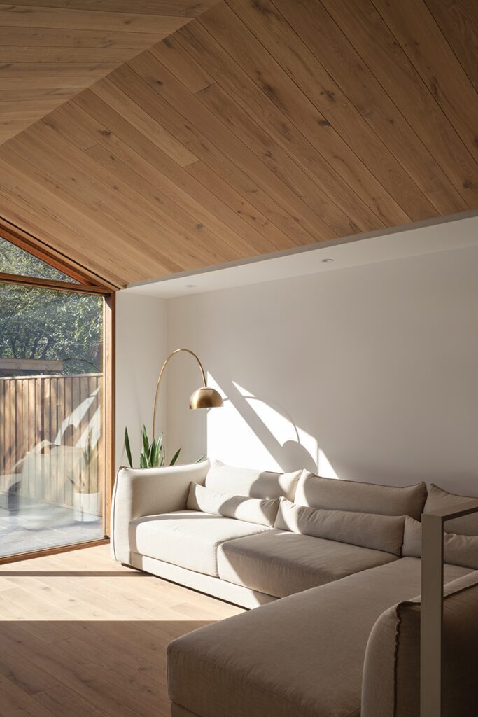 Una casa de tres pisos con una arquitectura de ‘cajas apiladas’ Una casa de tres pisos con una arquitectura de ‘cajas apiladas’