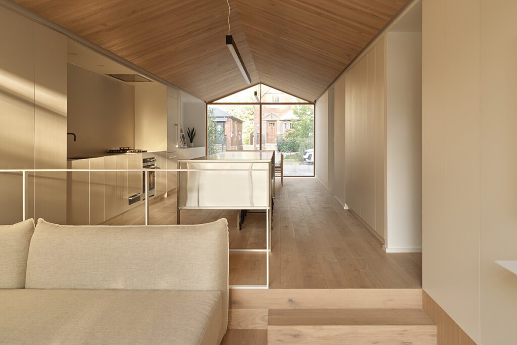 Una casa de tres pisos con una arquitectura de ‘cajas apiladas’ Una casa de tres pisos con una arquitectura de ‘cajas apiladas’