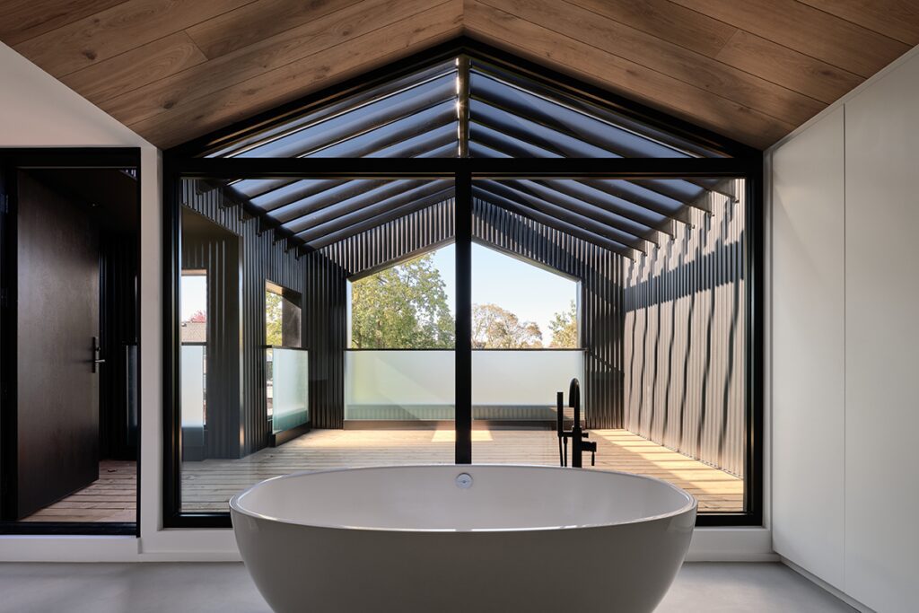 Una casa de tres pisos con una arquitectura de ‘cajas apiladas’ Una casa de tres pisos con una arquitectura de ‘cajas apiladas’