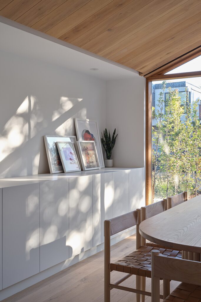 Una casa de tres pisos con una arquitectura de ‘cajas apiladas’ Una casa de tres pisos con una arquitectura de ‘cajas apiladas’