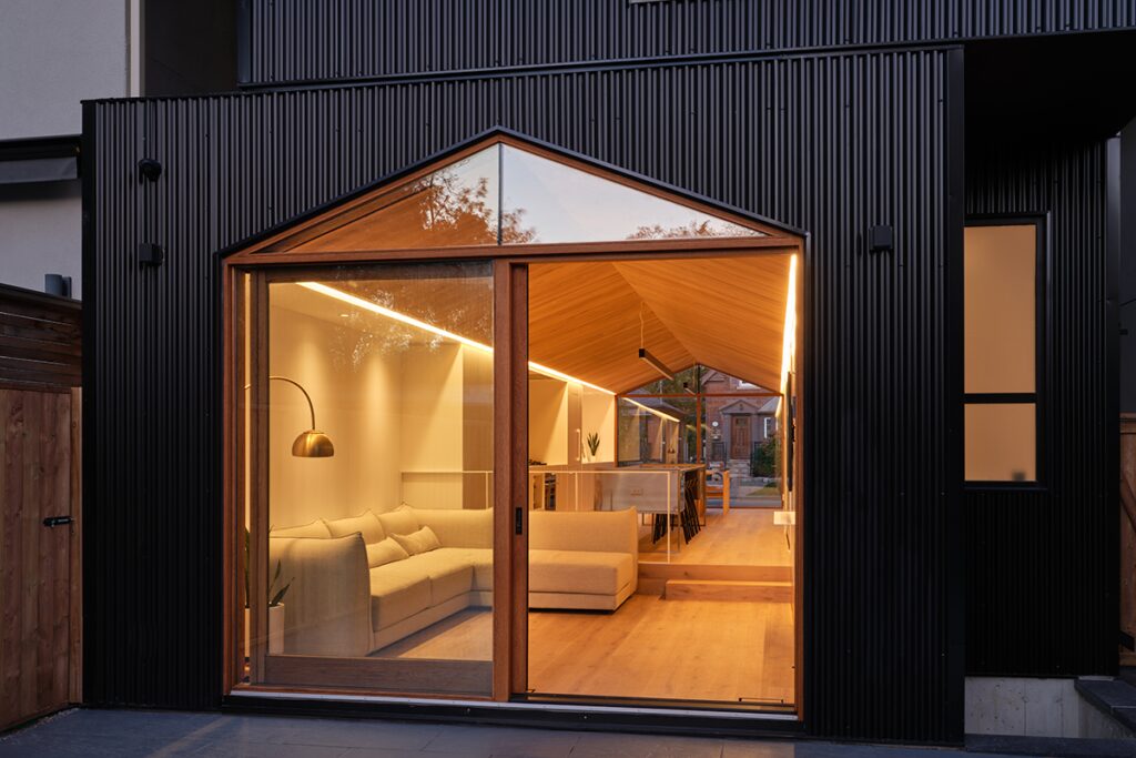 Una casa de tres pisos con una arquitectura de ‘cajas apiladas’ Una casa de tres pisos con una arquitectura de ‘cajas apiladas’