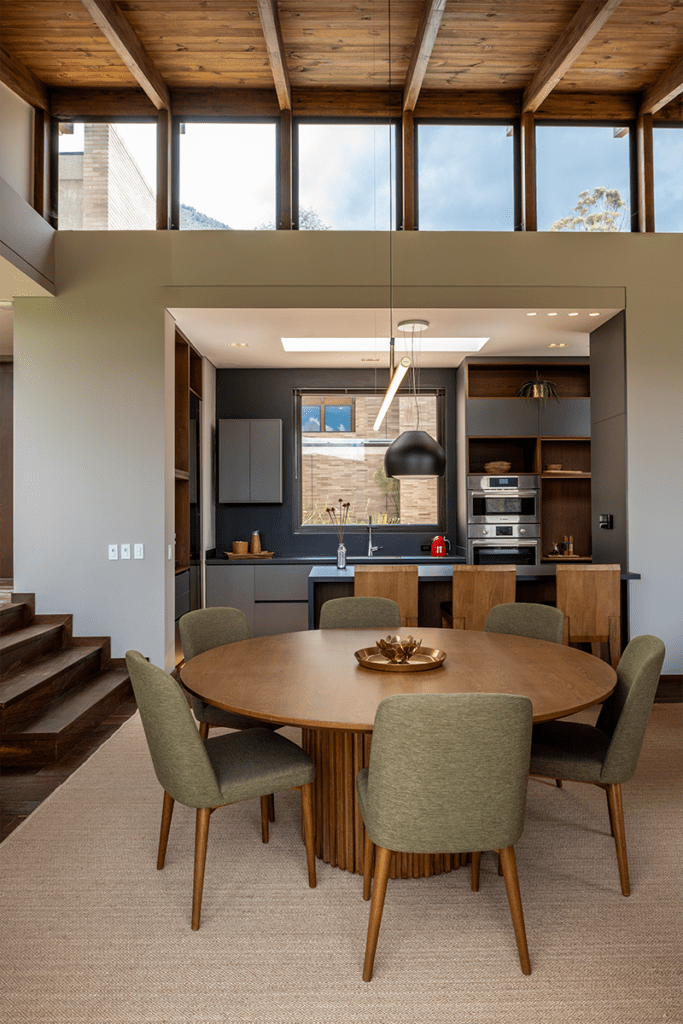 Estas dos viviendas son iguales y fueron diseñadas para la conexión familiar