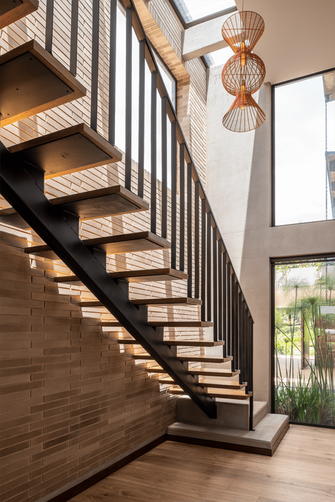 Estas dos viviendas son iguales y fueron diseñadas para la conexión familiar