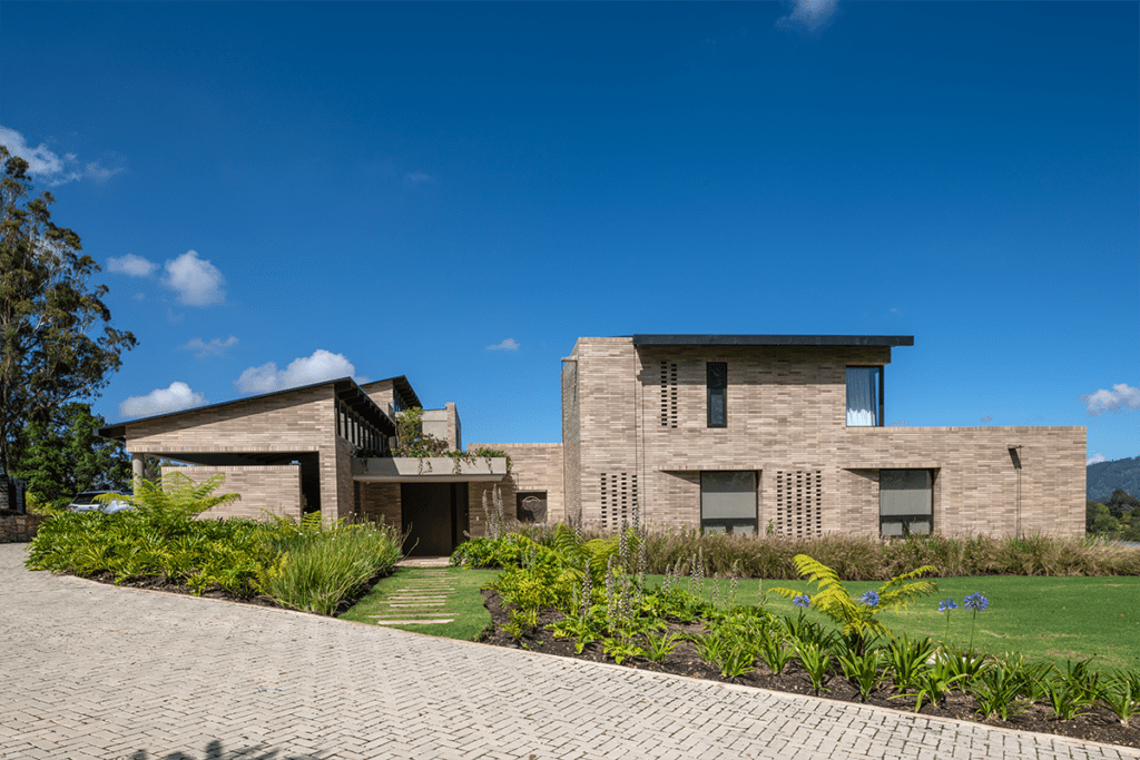 Estas dos viviendas son iguales y fueron diseñadas para la conexión familiar