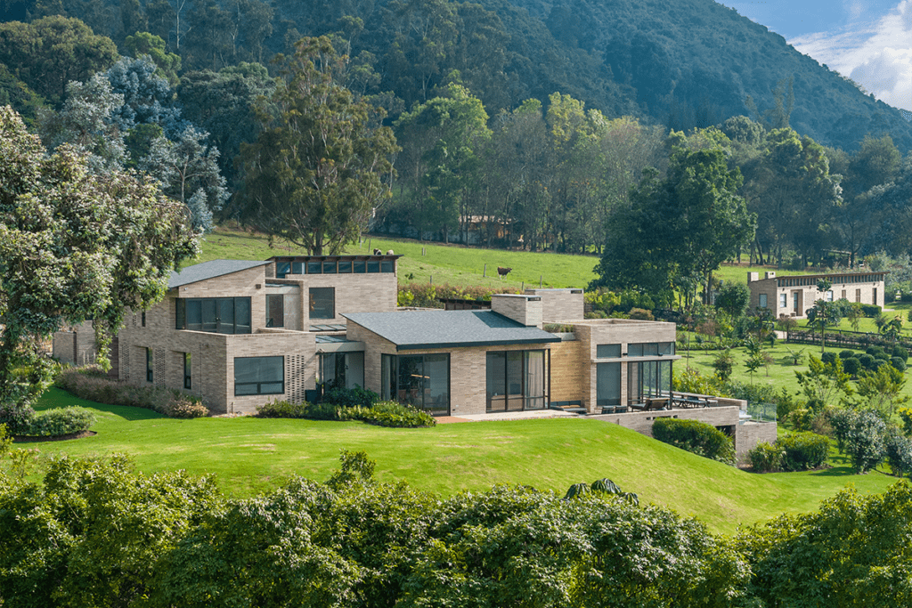 Estas dos viviendas son iguales y fueron diseñadas para la conexión familiar