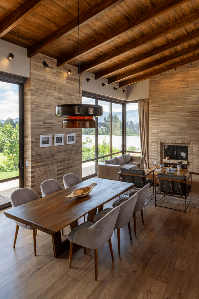 Estas dos viviendas son iguales y fueron diseñadas para la conexión familiar