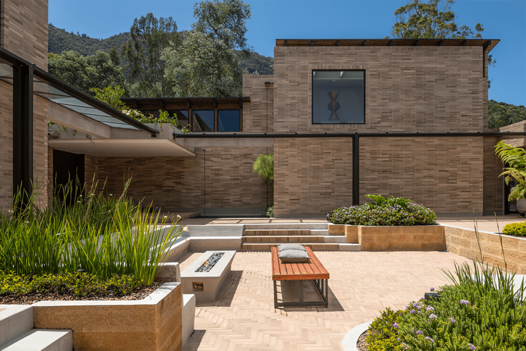 Estas dos viviendas son iguales y fueron diseñadas para la conexión familiar