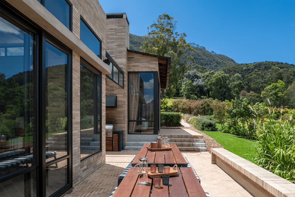 Estas dos viviendas son iguales y fueron diseñadas para la conexión familiar