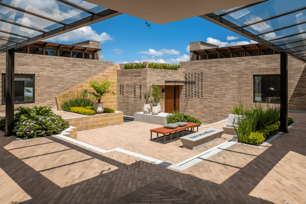 Estas dos viviendas son iguales y fueron diseñadas para la conexión familiar