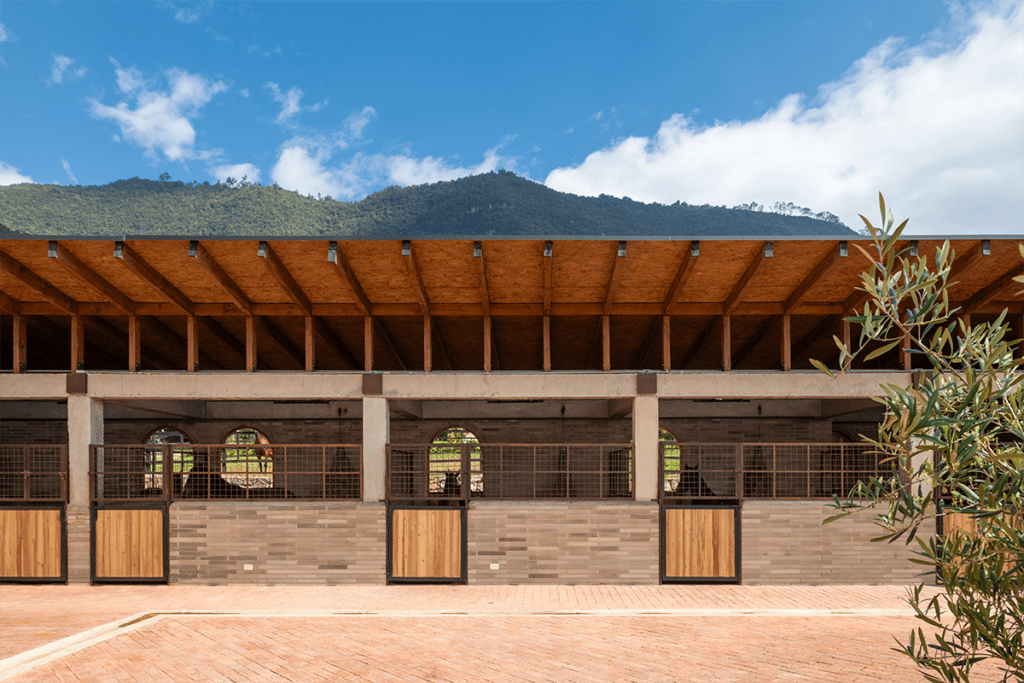 Estas dos viviendas son iguales y fueron diseñadas para la conexión familiar