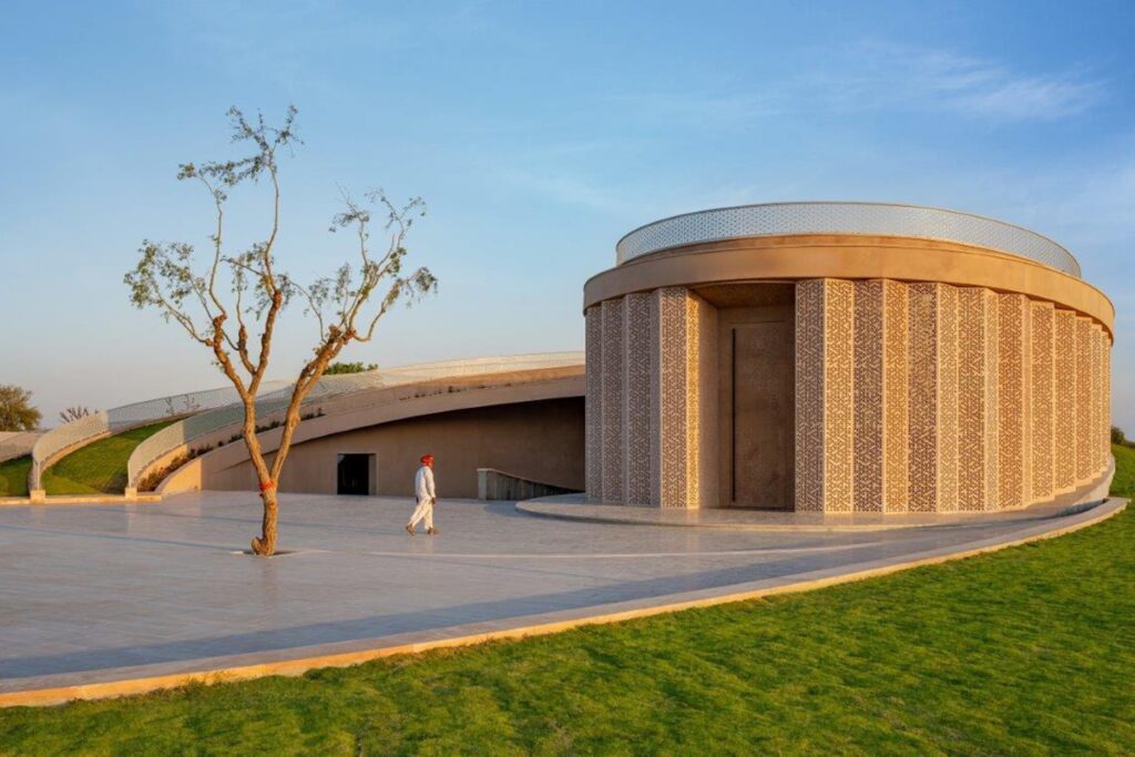 Un centro comunitario en india que goza de un diseño innovador y sostenible