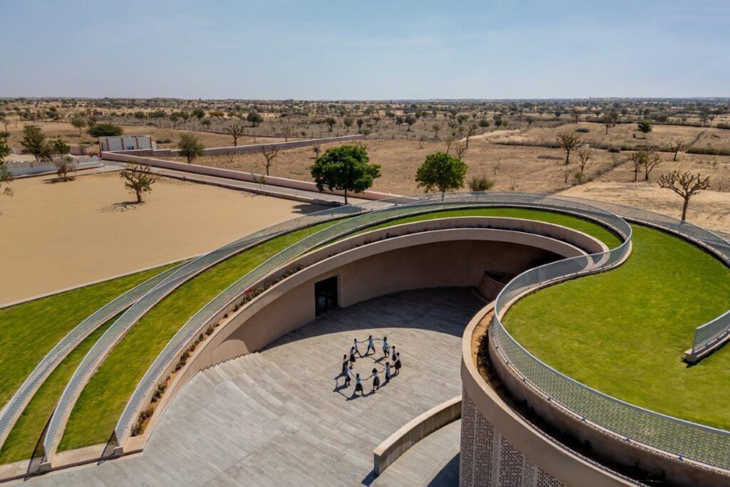 Un centro comunitario en india que goza de un diseño innovador y sostenible