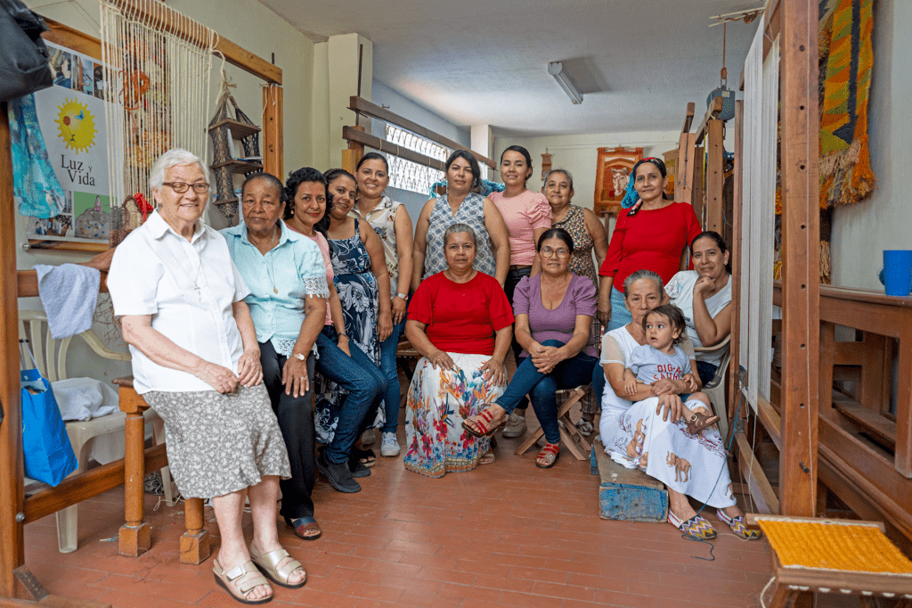 Mujeres desplazadas que tejen esperanza con piezas artesanales en bucaramanga