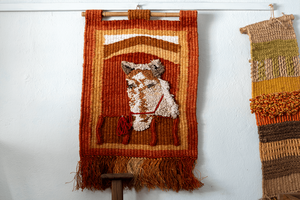 Mujeres desplazadas que tejen esperanza con piezas artesanales en bucaramanga