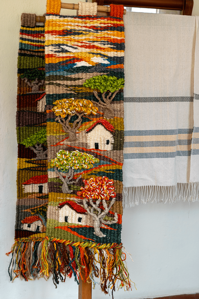 Mujeres desplazadas que tejen esperanza con piezas artesanales en bucaramanga