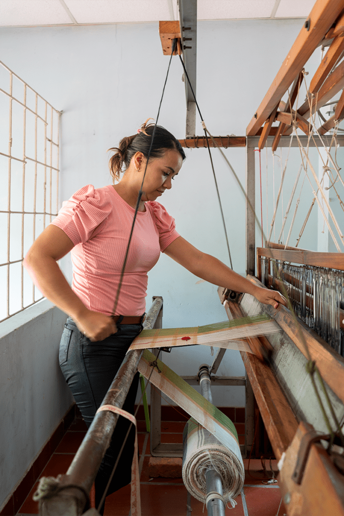 Mujeres desplazadas que tejen esperanza con piezas artesanales en bucaramanga