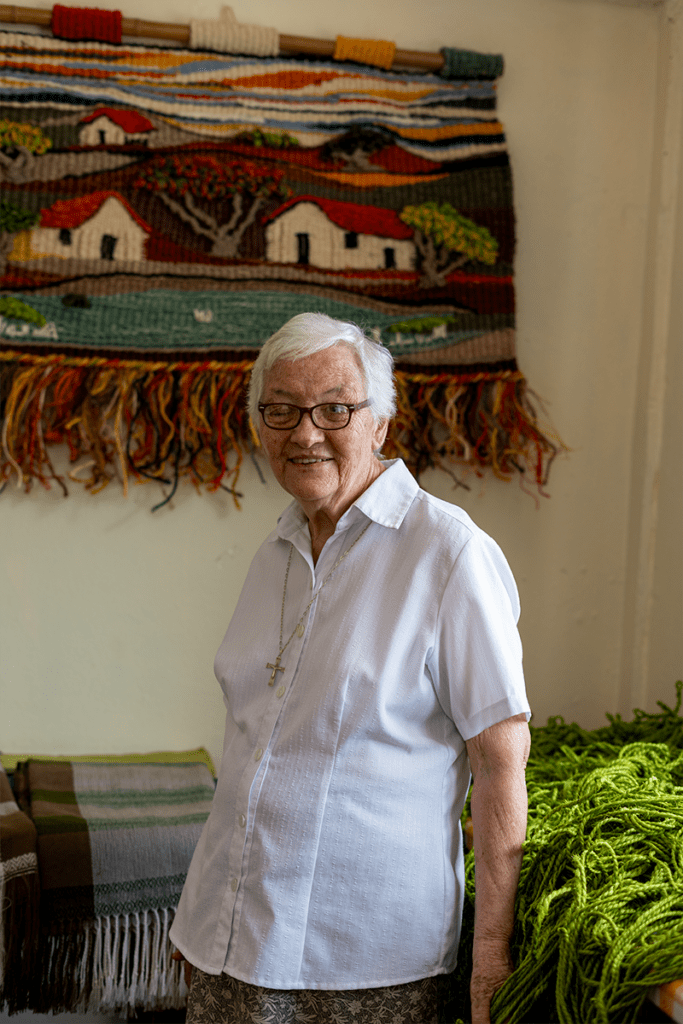 Mujeres desplazadas que tejen esperanza con piezas artesanales en bucaramanga