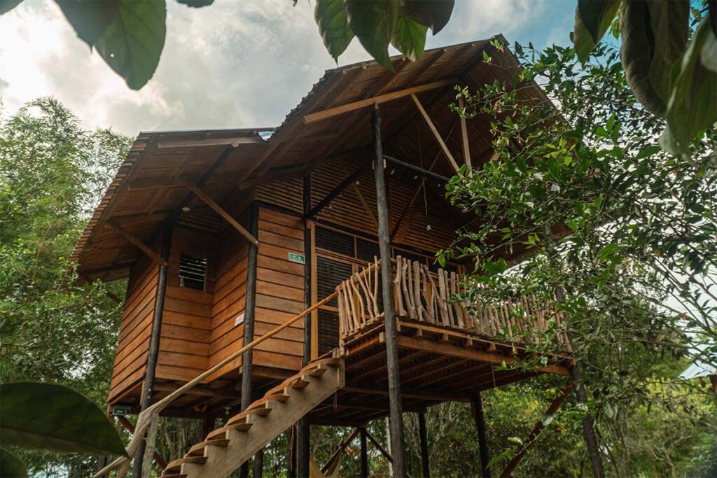 Un hospedaje indígena en el putumayo con una arquitectura inspirada en lo ancestral