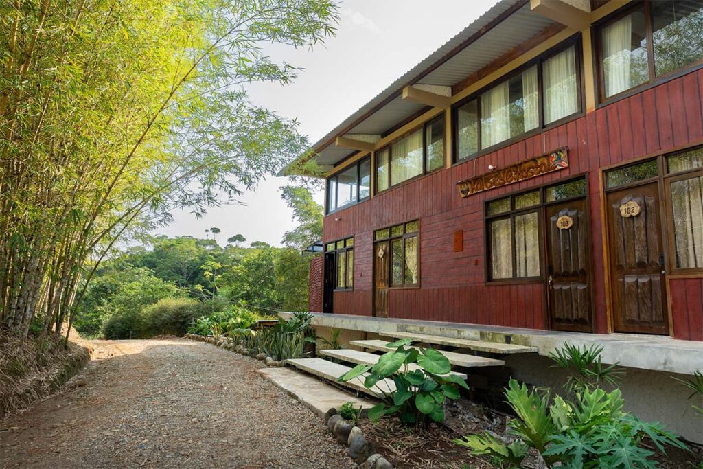 Un hospedaje indígena en el putumayo con una arquitectura inspirada en lo ancestral