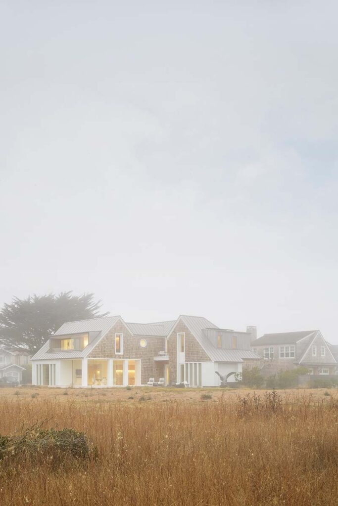 La arquitectura de esta casa celebra la vida junto al mar